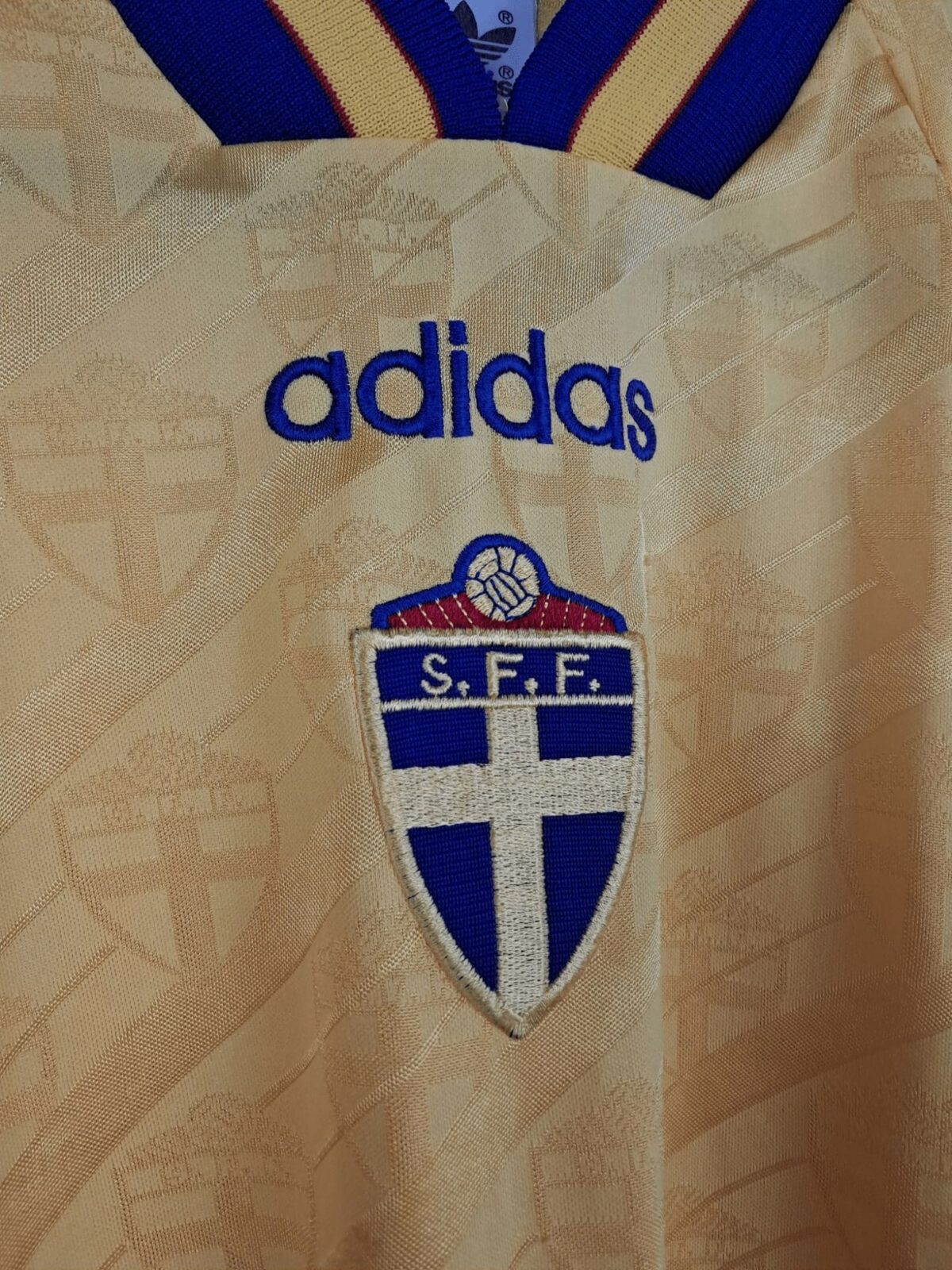 Détail logo 1994-96 – Suède – Maillot domicile (S)