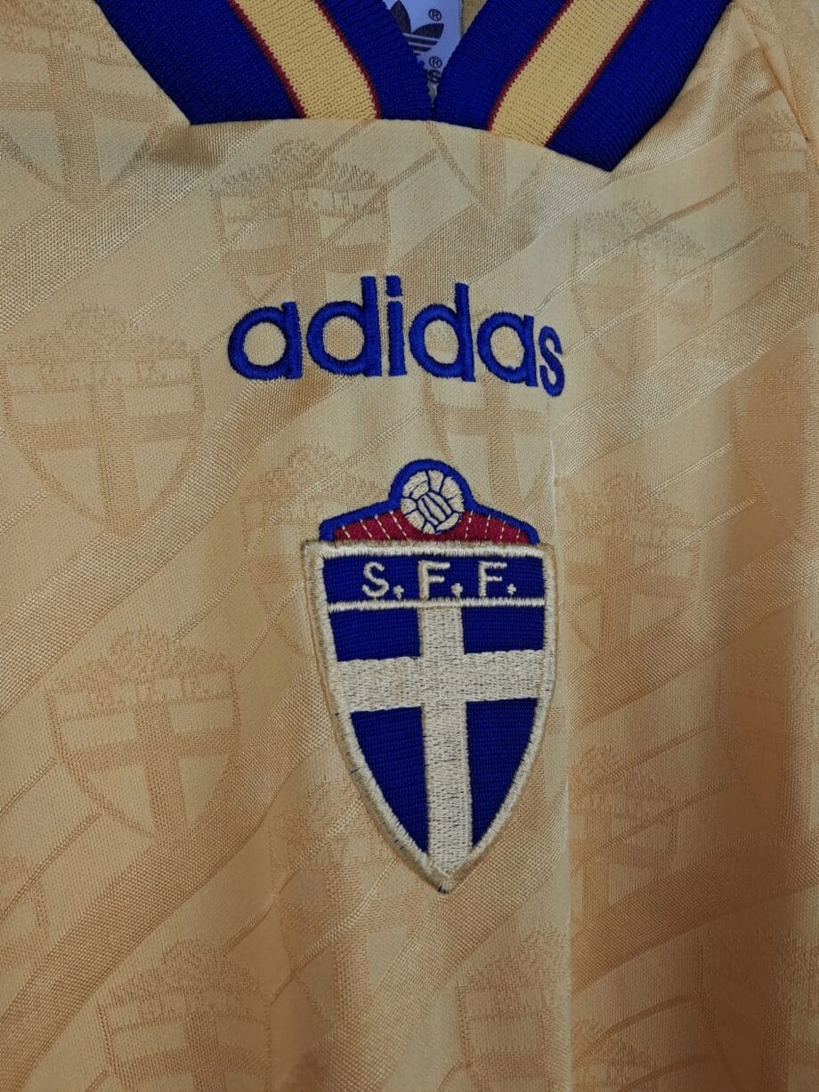 Détail logo 1994-96 – Suède – Maillot domicile (S)