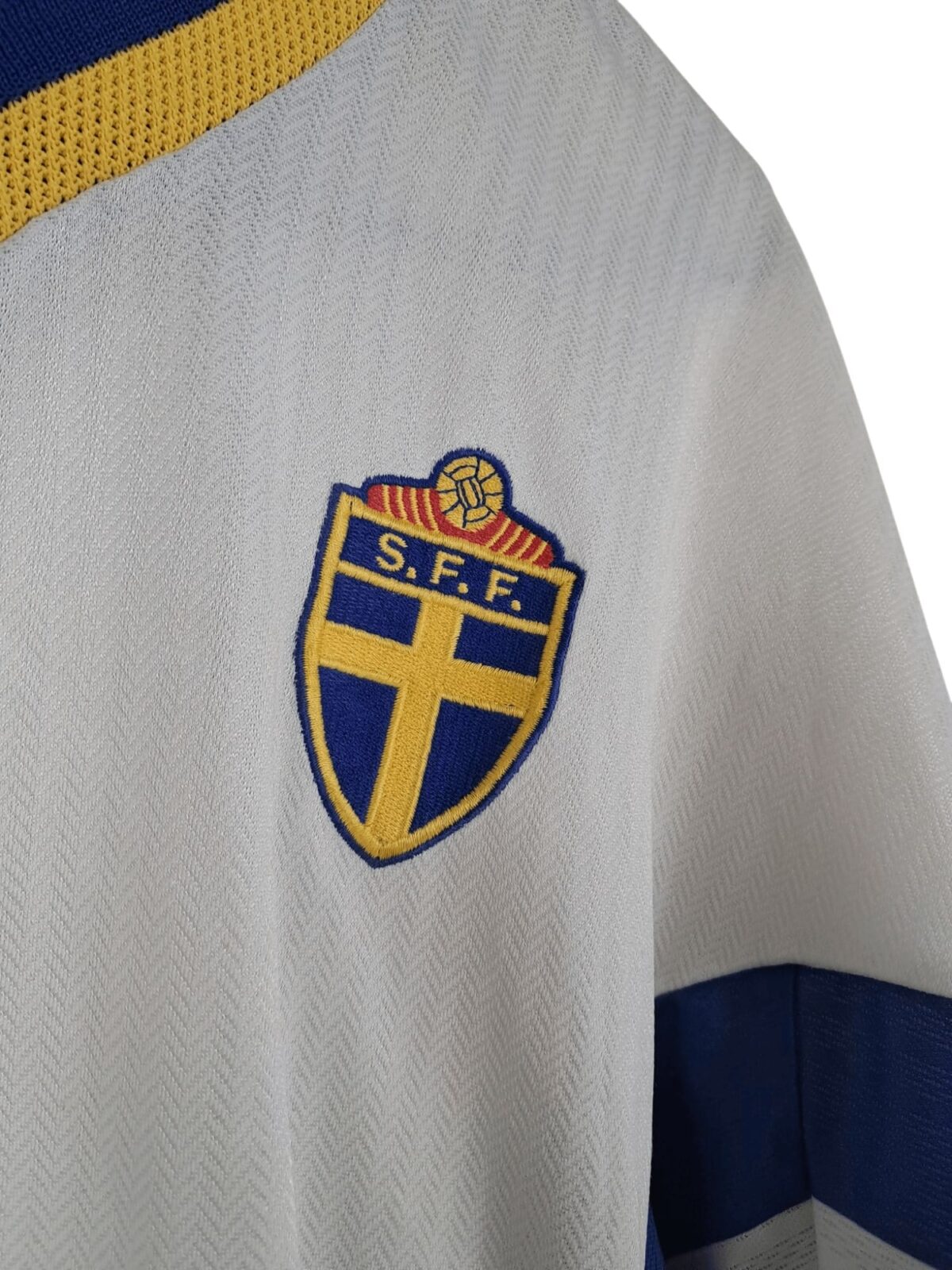 Détail logo 1998-00 – Suède – Maillot extérieur (L)