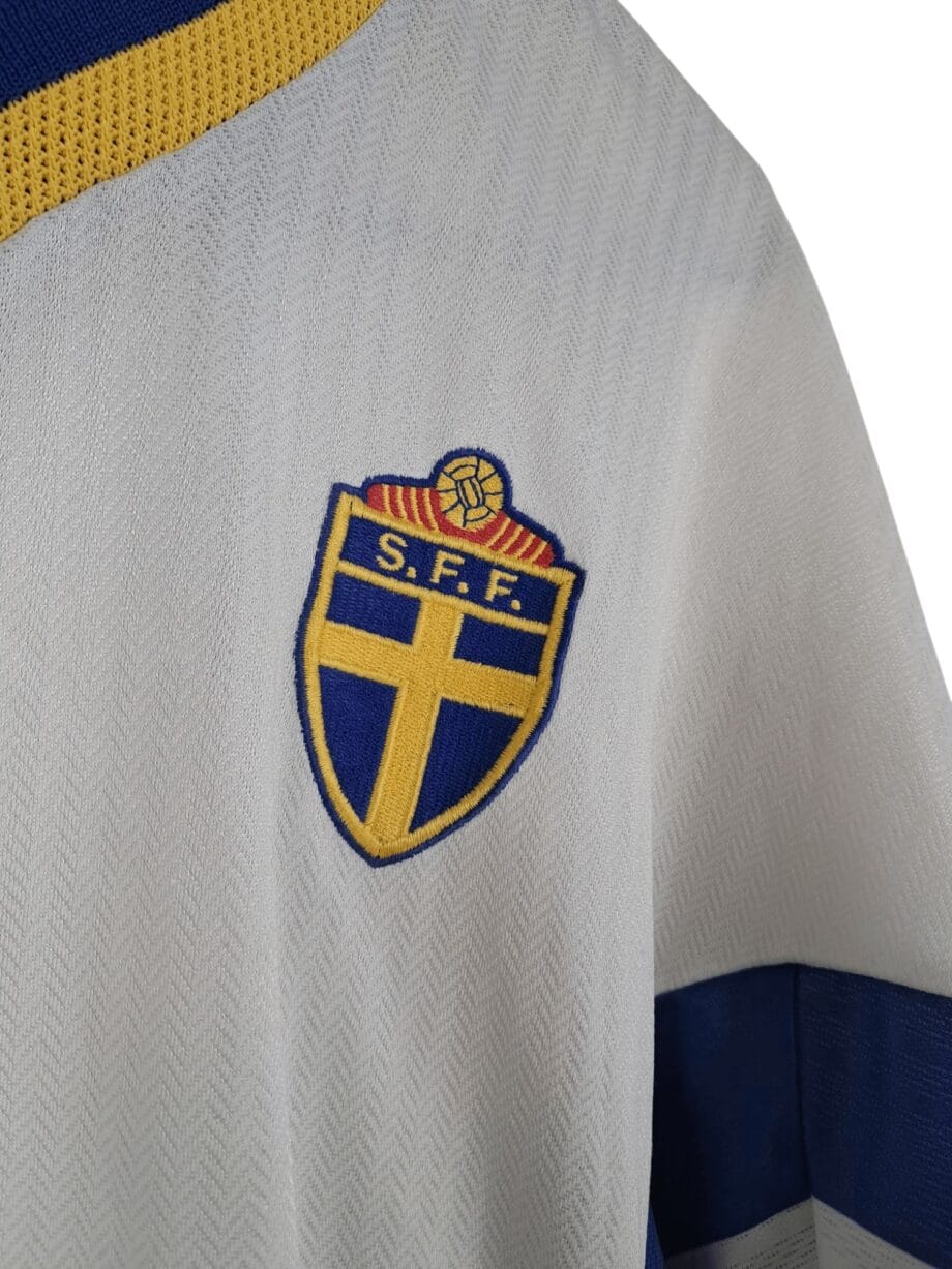 Détail logo 1998-00 – Suède – Maillot extérieur (L)